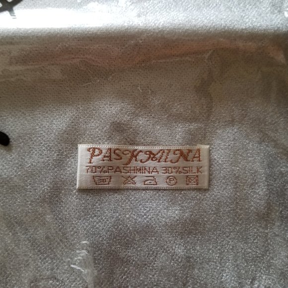 COPY - Cashmere = pashmina wool & silk winter scarf, pale gray, NWT, unisex - Picture 1 of 5